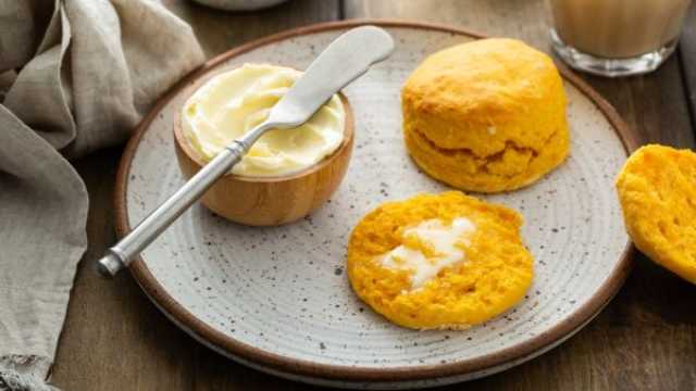 بسكويت البطاطا الحلوة الشهي مع زبدة العسل الحارة