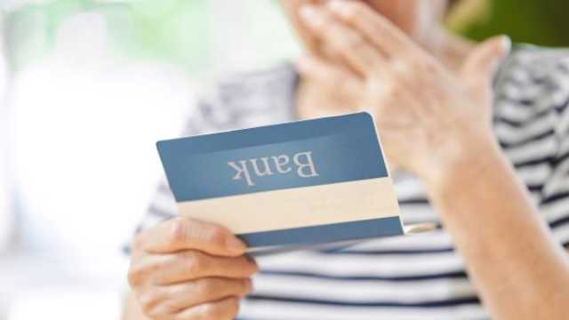 فيديو:مسنة تُمارس سلوك غير لائق على ركاب المترو