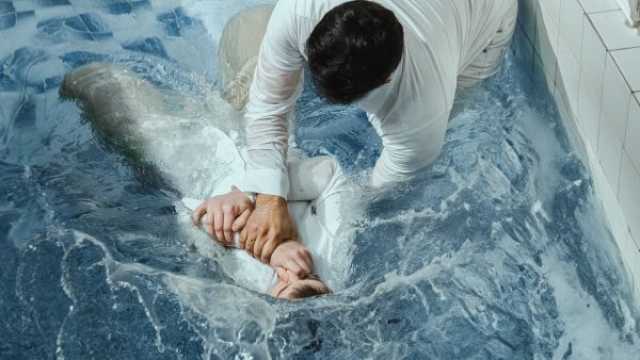 فيديو صادم: ممثل سوري معروف يعتنقُ المسيحية