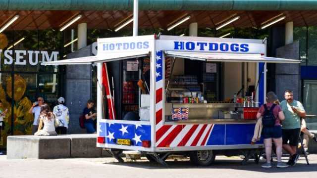 الهوت دوغ ينقذ محامي الحكومة الأمريكية من الإفلاس