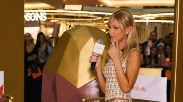 بيلا حديد تخطف الأنظار في دبي خلال ترويج عطورها الخاصة