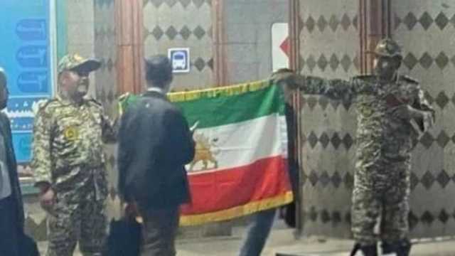إيران: توقيف رجلين بزي عسكري يحملان علم الشاه