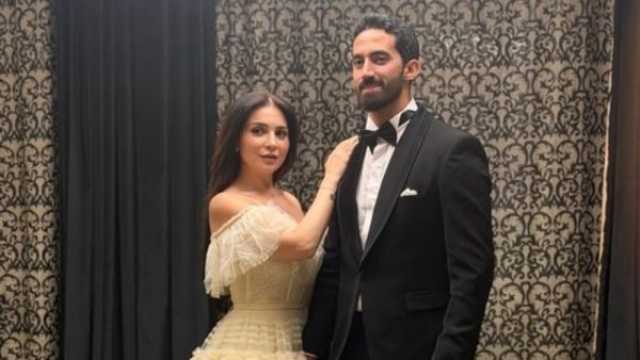 بإطلالة من الدانتيل: مي عز الدين تحتفل بعقد قرانها على دكتور تغذية