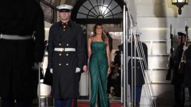 ميلانيا ترامب تتألّق بفستان زمردي من إيلي صعب خلال حفل الاستقبال في البيت الأبيض