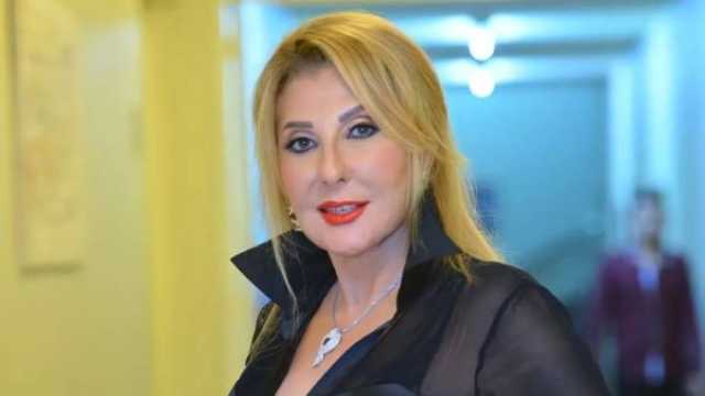 ناديا الجندي بإطلالة مثيرة للجدل في وهران.. بدلة رجاليّة أنيقة