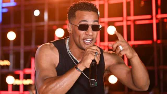 انهيار محمد رمضان أثناء تشييع جثمان والده.. وزوجته تسانده