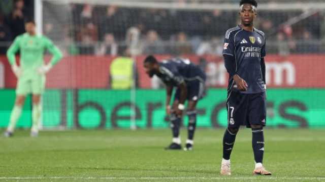 أسطورة إسبانيا ينتقد ألونسو بقسوة: أداء ريال مدريد باهت واللاعبون يفتقرون للحلول