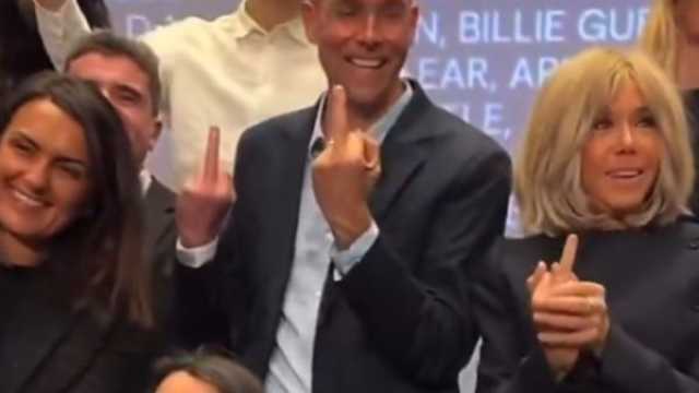 فيديو: زوجة الرئيس الفرنسي ترفع الأصبع مع الجميع