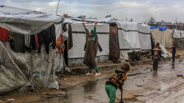 غزة: الدفاع المدني يتلقى آلاف المناشدات بسبب غرق خيام النازحين