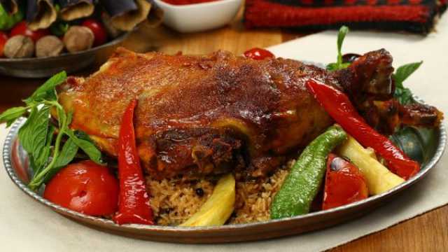 طبق غداء عيد الأضحى: خروف محشي بالأرز والتوابل