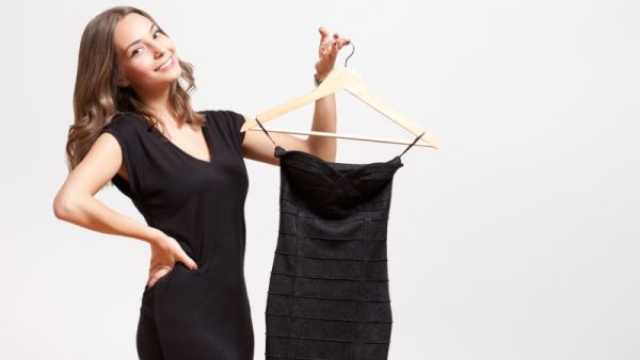 تعرف على دلالات حلم شخص يعطيك ملابس