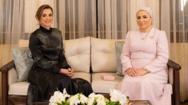 الملكة رانيا تخطف الأنظار بفستان من مصمم برتغالي وما سر زهرة اللوتس في طلتها