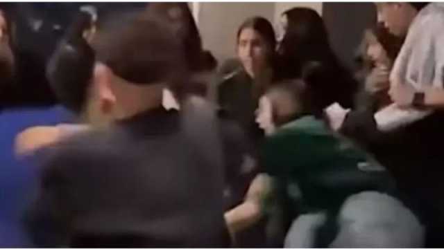 بالفيديو: اشتباك عنيف بين فتيات داخل مقهى بالقاهرة