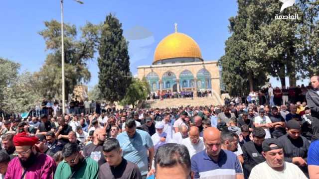 الجمعة الأخيرة : عشرات الآلاف في الأقصى رغم قيود الاحتلال