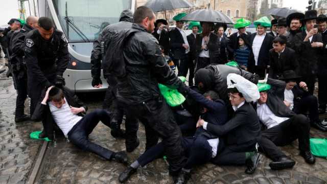 تظاهرات ضخمة لـ يهود الحريديم تغلق شوارع القدس المحتلة (فيديو)