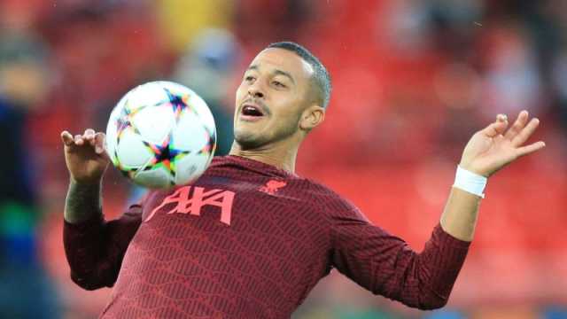 نجم ليفربول المخضرم ينتظر عروض أندية الخليج