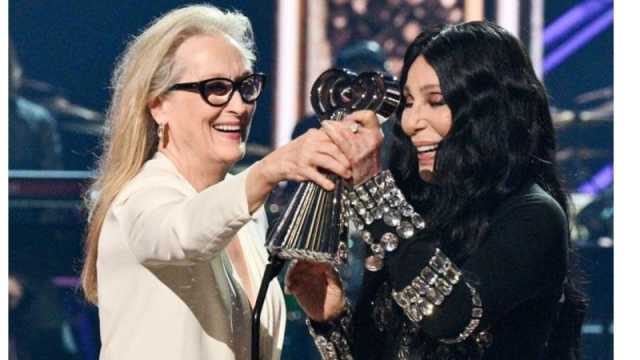 Cher تتسلم جائزة الأيقونة من صديقة عمرها ميريل ستريب ولحظات مؤثرة
