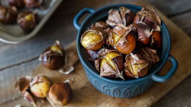 طرق ناجحة لتحضير الكستناء المحمصة هذا الشتاء