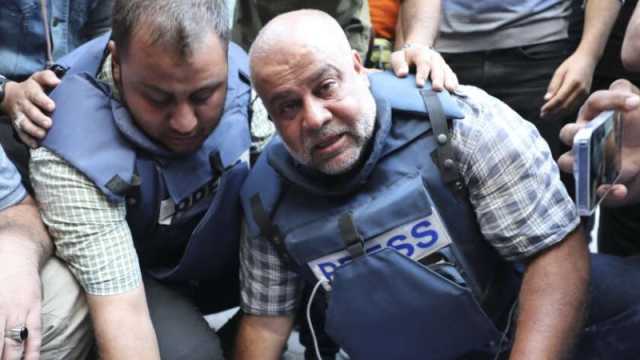شاهد: وائل الدحدوح يودع نجله حمزة بعد استشهاده في خان يونس