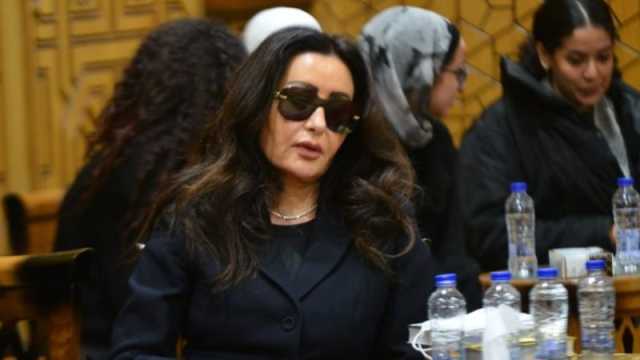 لطيفة تنهار في عزاء والدتها و حضور كثيف لمعظم نجوم الفن