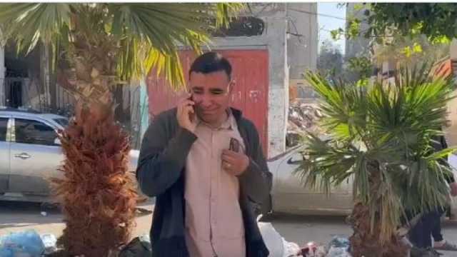 شاهد لحظات تلقي مراسل العربي أحمد البطة خبر ابادة عائلته