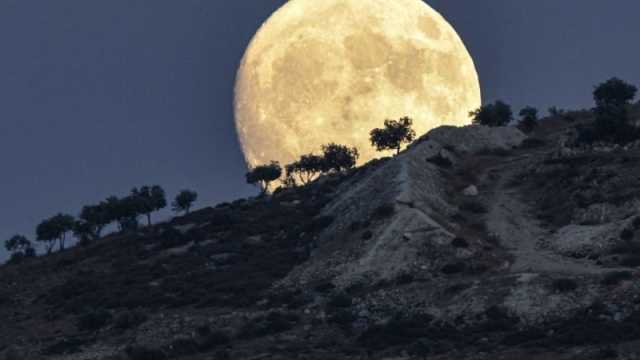 تفسير حلم رؤية القمر كبير وقريب في المنام