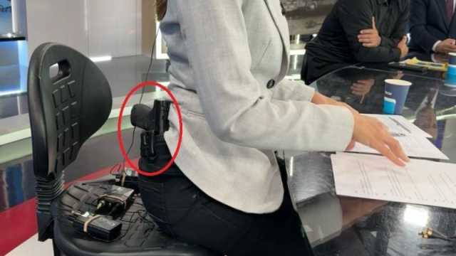 شاهد مذيعة اسرائيلية ظهرت في البث تحمل مسدسا