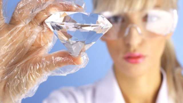 هل انتهت طفرة الألماس المصنوع في المختبر؟