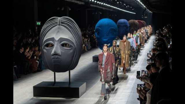 ETRO تقدم مجموعة النساء لموسم شتاء 2025 بأزياء فاخرة ومذهبة
