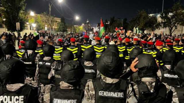 الحراك الأردني يجدد محاولات اقتحام السفارة الإسرائيلية وسط انتشار أمني كثيف