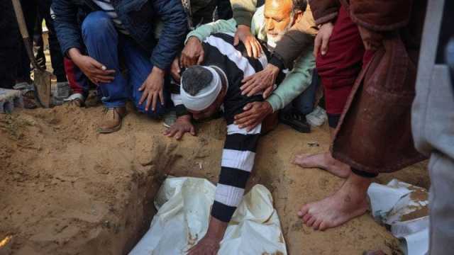 الإحتلال يفحص 400 جثة في مستشفى ناصر.. ويسلم 47 جثة سرقها من خان يونس