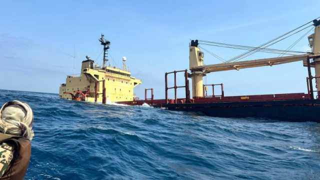 بالفيديو: إنقاذ 21 فردا من سفينة تعرضت لهجوم حوثي