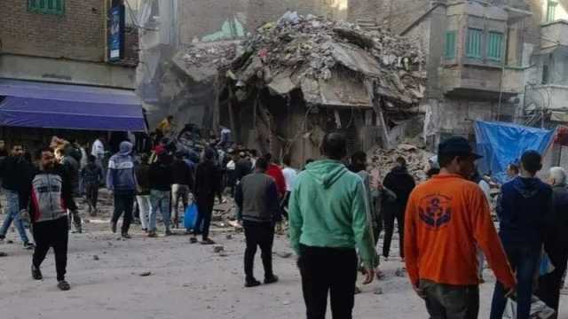 مصرع 4 على الأقل في انهيار مبنى بالاسكندرية (فيديو)