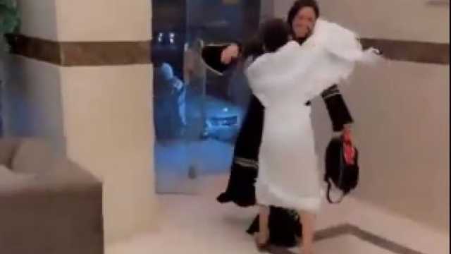 محفوف بالدموع.. أم تلتقي أبنائها بعد 11 عاما فرقتهم خلالها الحرب