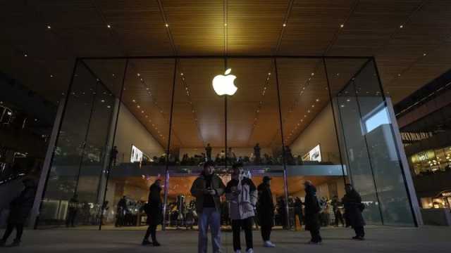 تيم كوك يحيي مبيعات iPhone من خلال افتتاح ثاني أكبر متجر لشركة Apple في الصين