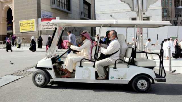 عربات الجولف لتطويف المعتمرين في الجسر الدائري بسطح الحرم