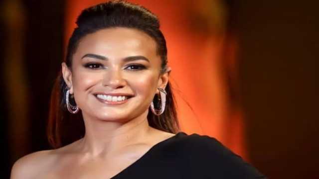 شاهد: أول ظهور لهند صبري برفقة ابنتها التي أصبحت شابة