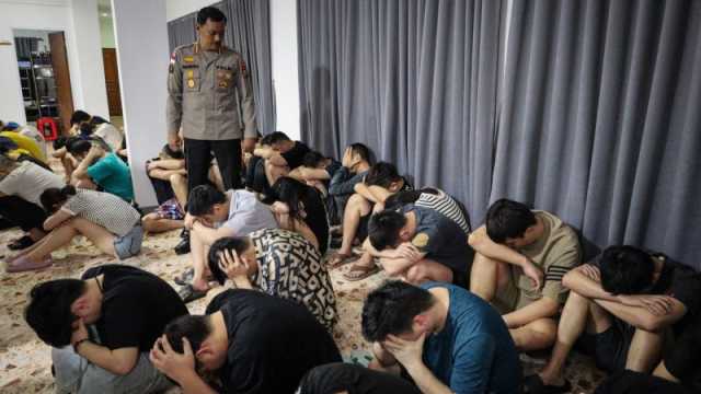 بين ضحاياها مسؤولون صينيون.. اندونيسيا تفكك عصابة احتيال عاطفي عبر الانترنت