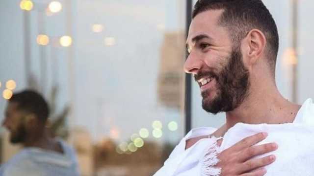 كريم بنزيمة في مكة المكرمة.. ويُعلق: الحمد لله
