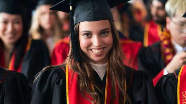 الأميرة سلمى تدعم المساواة بين الجنسين بتيشيرت من Chloé