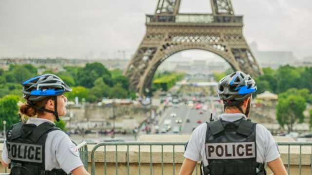 السلطات الفرنسية تخلي برج ايفيل بشكل سريع
