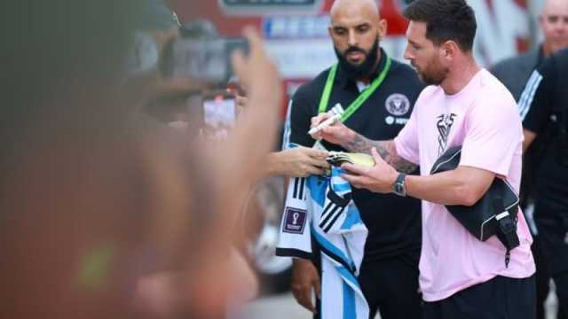 ميسي يتسبب في طرد عامل نظافة من عمله.. ما القصة؟