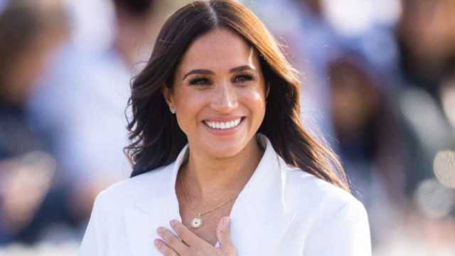ميغان ماركل تثير الجدل بإطلالاتها الشتوية رغم الأجواء الحارّة .. معطف ووشاح