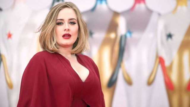 أديل تنهار بالبكاء على المسرح بسبب طلب مؤثر من أحد الجمهور