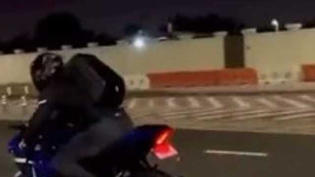 بالفيديو: فتيات يقمن باستعراض متهور في شوارع دبي