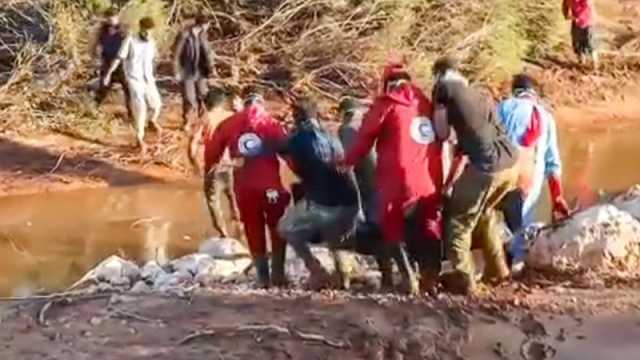 الحقيقة وراء الفيديو: طفلة تبكي فوق قبر والدتها بعد فيضانات درنة