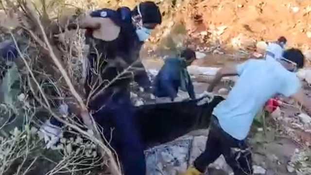 شاهد.. أب ينهار لحظة انتشال جثة طفله من تحت الأنقاض في درنة