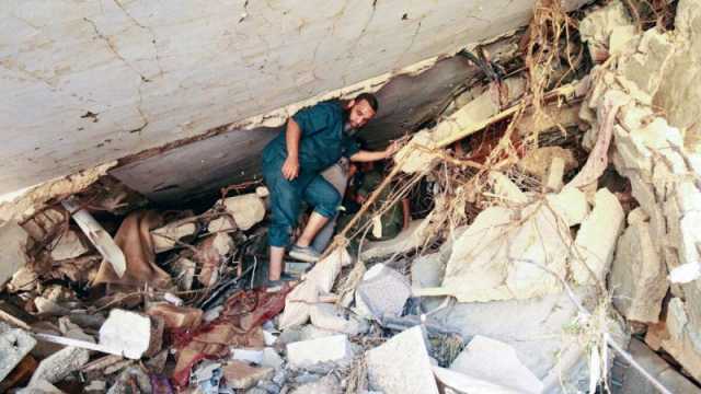فيديو مؤلم.. سيدة تبحث عن جثث 7 من أفراد عائلتها تحت أنقاض درنة