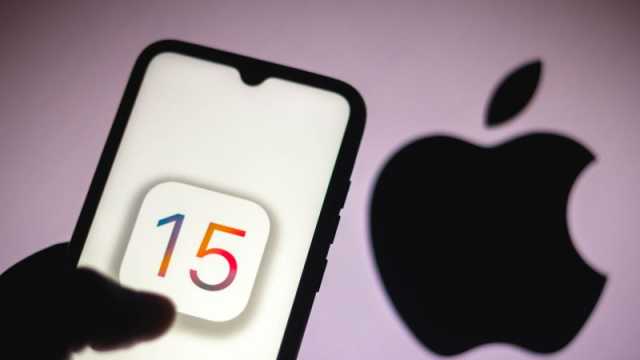 شاب مصري يسافر إلى دبي لشراء 11 جهاز آيفون 15 (صور)