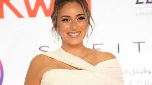 أمينة خليل تحضع لجلسة تصوير غريبة و تنضم لـ(أنف و ثلاث عيون)